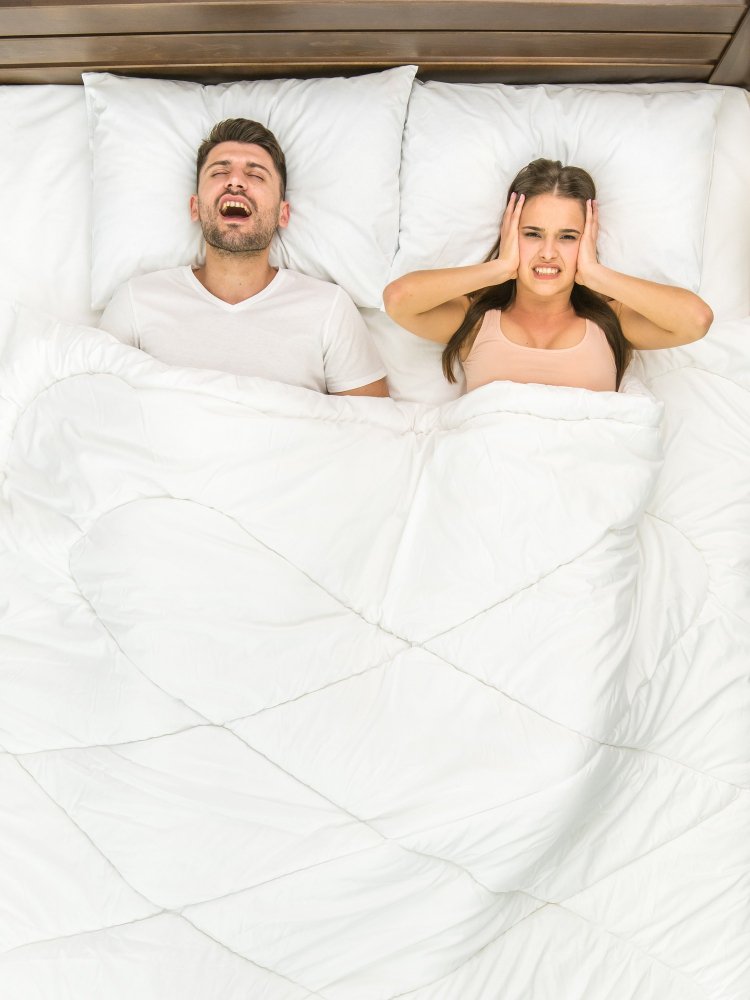 Casal dormindo — apneia do sono tem tratamento
